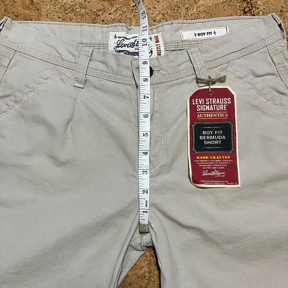 Levi’s Boy Fit Cream Bermuda Shorts NWT Sz 8 Misses - Picture 13 of 13